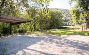 Property grounds - Holiday Home 'Lledoner' with Mountain View, Shared Pool and Wi-Fi (Montagut)
