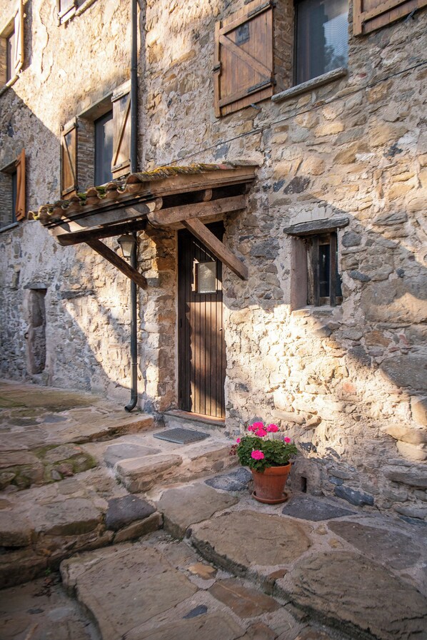 Exterior detail - Holiday Home 'Lledoner' with Mountain View, Shared Pool and Wi-Fi (Montagut)