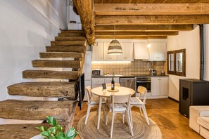 Fridge, microwave, oven, stovetop - Holiday Home 'El Niu' with Mountain View, Wi-Fi and Air Conditioning (Montagut)