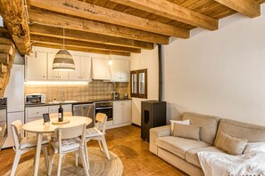 Una televisión, una chimenea