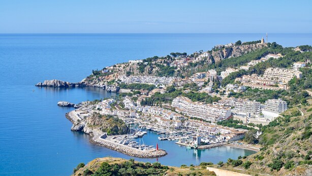 A coastal town with buildings, a marina, and a lighthouse. - Apartment 'Casa Emma' with Sea Views, Wi-Fi and Air Conditioning (Almuñécar)