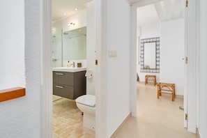 Shower, hair dryer, towels - Apartment 'Casa Emma' with Sea Views, Wi-Fi and Air Conditioning (Almuñécar)