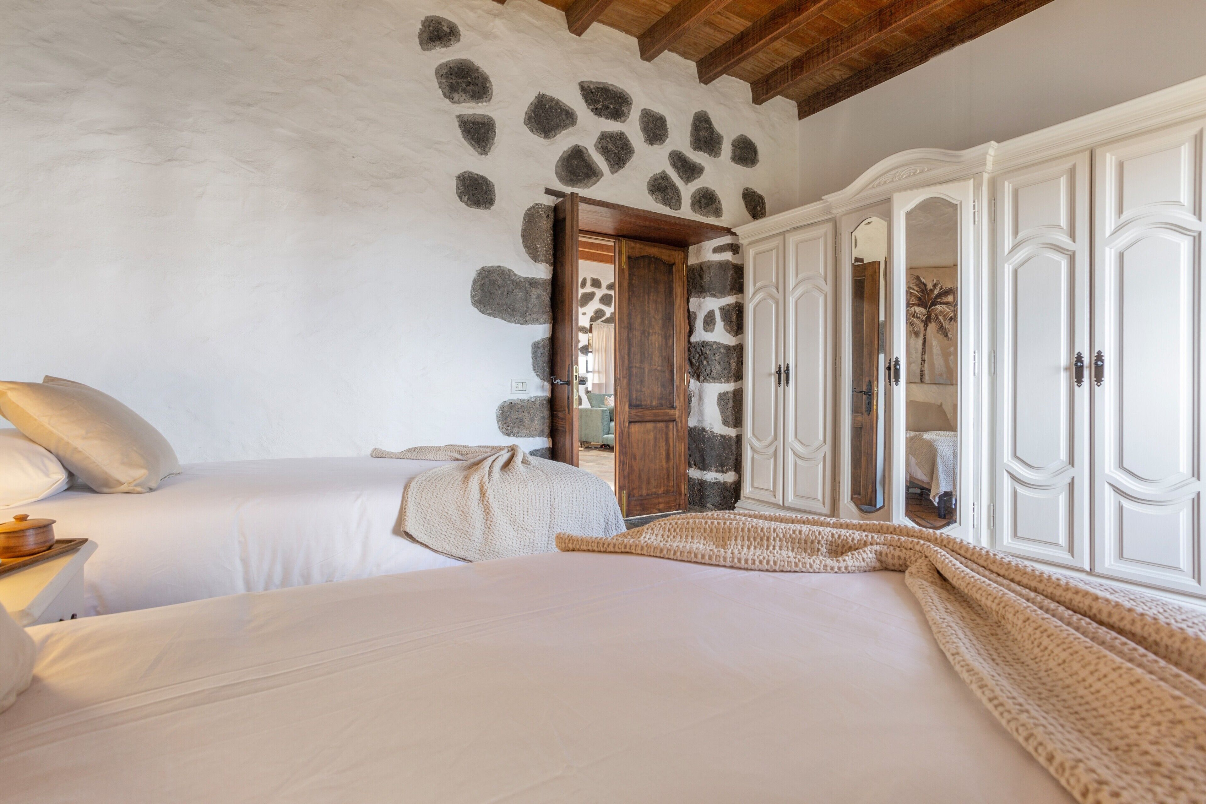 2 habitaciones, tabla de planchar con plancha y wifi gratis 