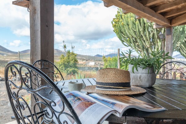 Outdoor dining - 'El Rincón de Guatisea' with Mountain Views, Private Terrace & Wi-Fi (San Bartolomé)