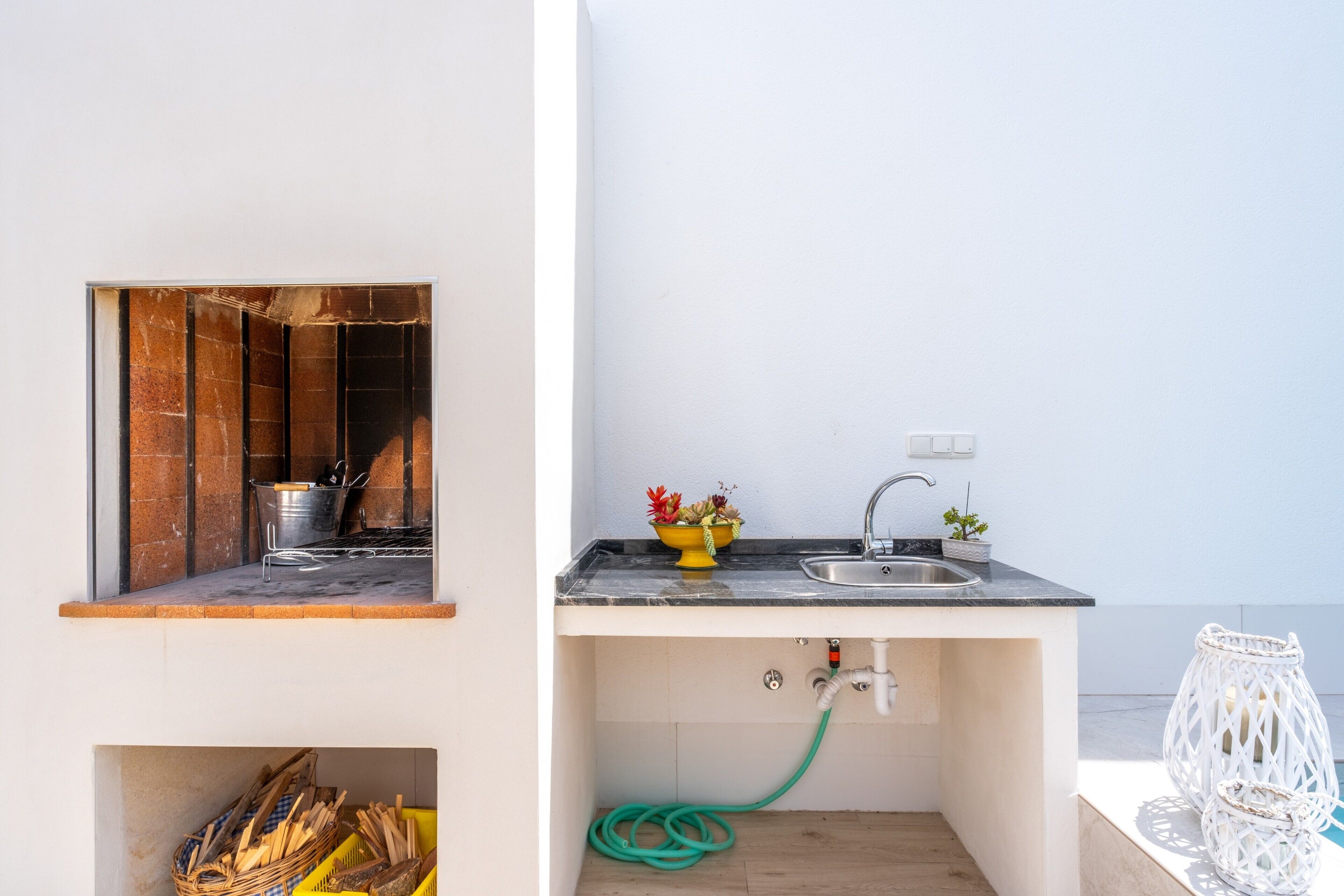 Una cocina compacta con estufa integrada, un lavamanos y una pequeña ventana.