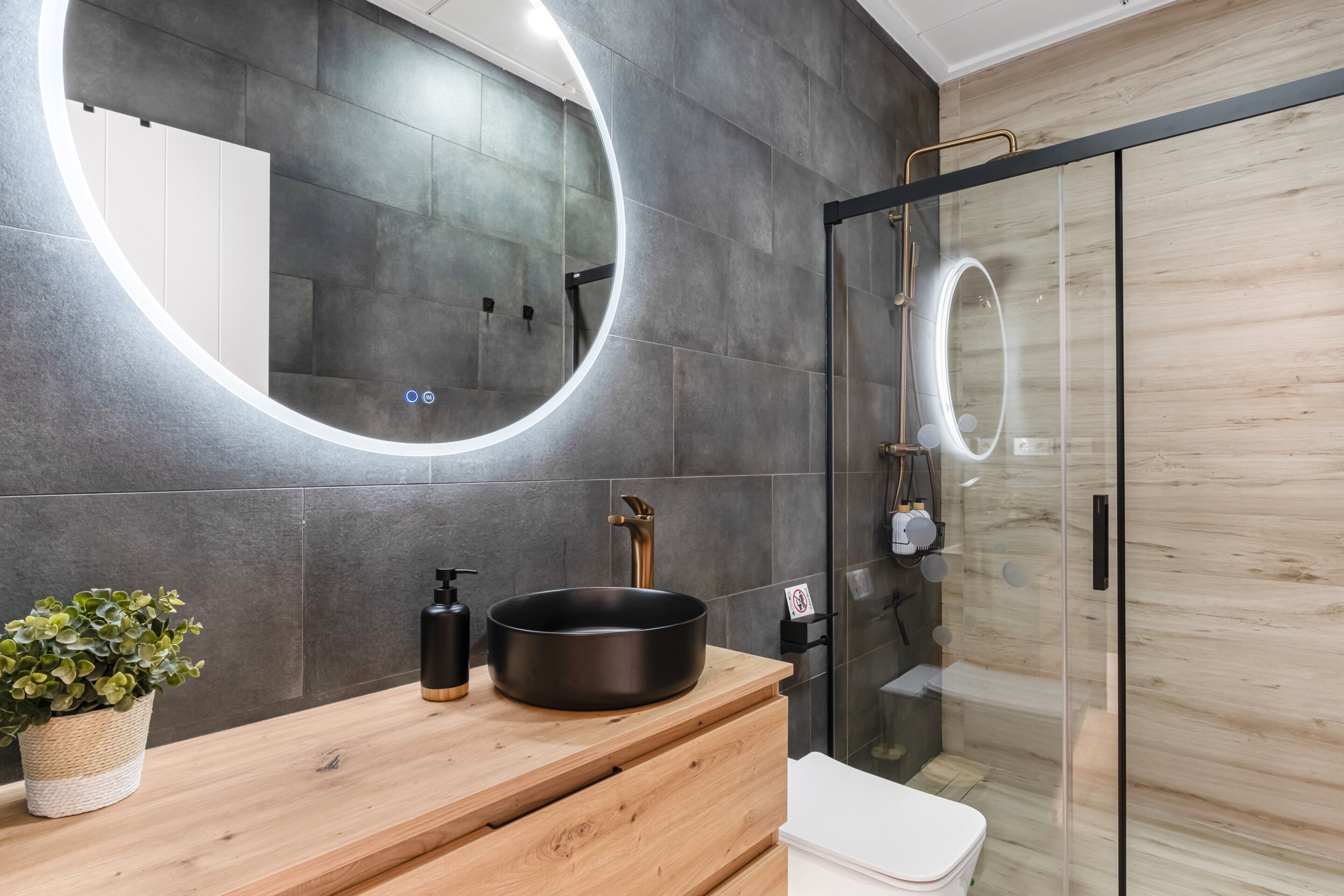 Een douche, een haardroger, handdoeken