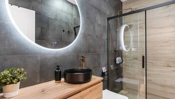 Een douche, een haardroger, handdoeken