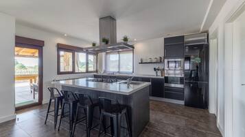 Frigorífic, microones, forn i placa de cuina