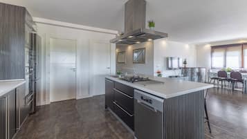 Fridge, microwave, oven, stovetop