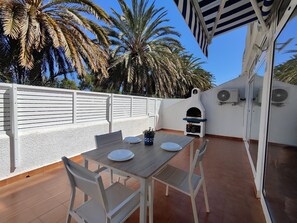 Outdoor dining - Apartment 'Antonio' with Shared Pool, Wi-Fi and Air Conditioning (La Manga)