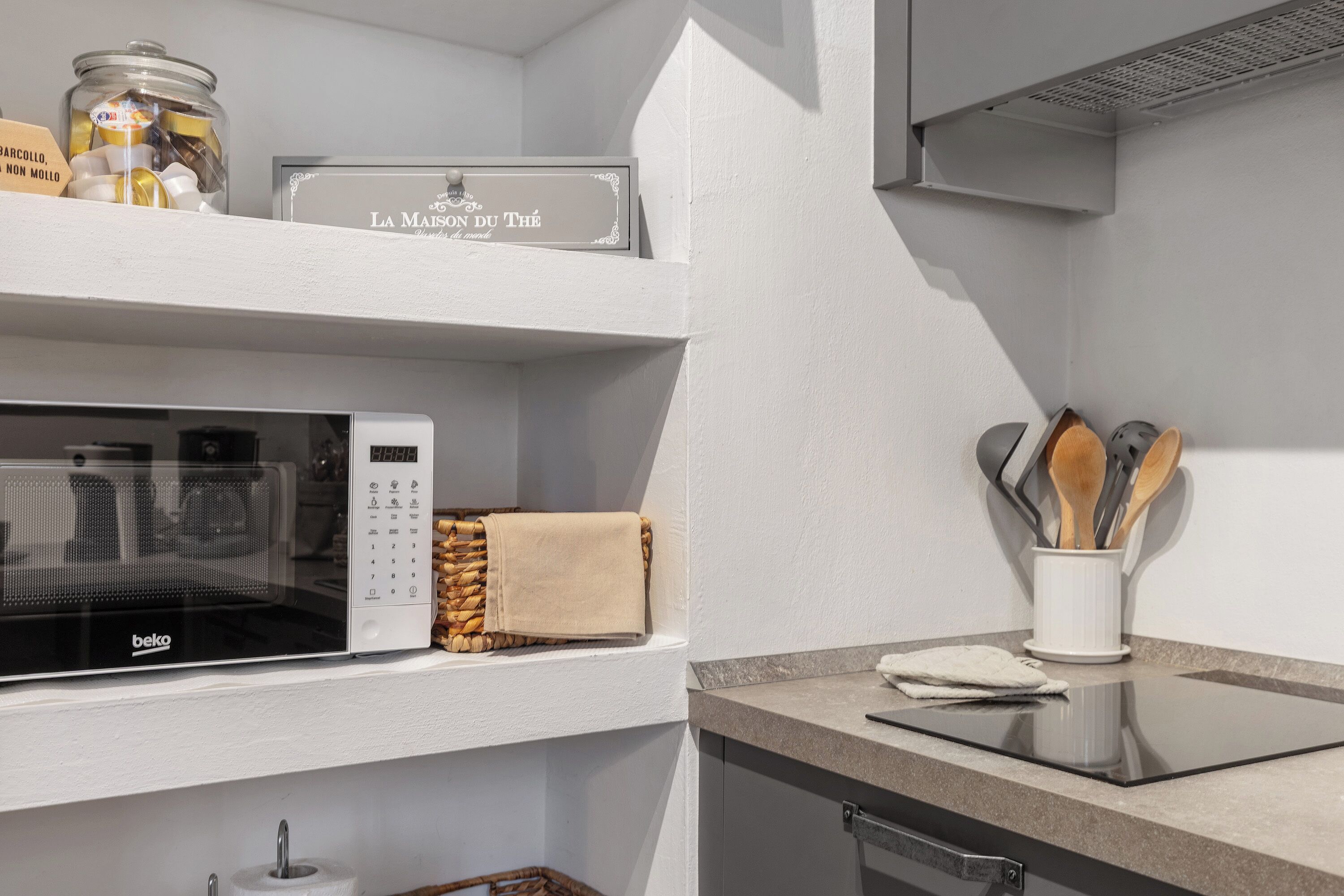 Kühlschrank, Mikrowelle, Herdplatte, Wasserkocher mit Kaffee-/Teezubehör