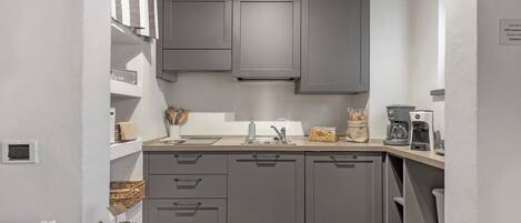 Een koelkast, een microgolfoven, een kookplaat