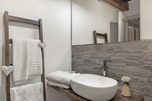 Shower, hair dryer, towels - Apartment 'Home Sweet Home' with Wi-Fi (San Gimignano)