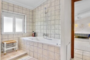 Een douche, een haardroger, handdoeken