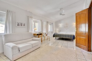 6 slaapkamers, een strijkplank/strijkijzer, gratis wifi, beddengoed