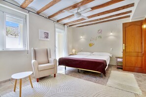 6 bedrooms, iron/ironing board, free WiFi, bed sheets