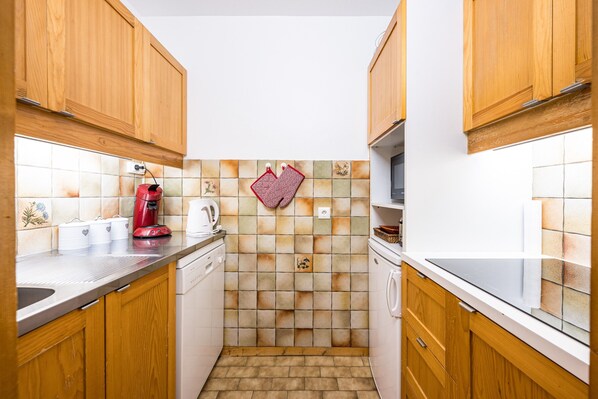 Réfrigérateur, four à micro-ondes, un four, surface de cuisson