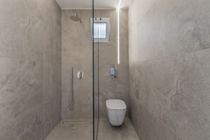Chuveiro, secador de cabelo, toalhas de banho 