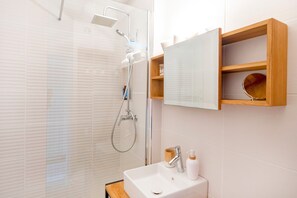Ducha, secador de pelo y toallas