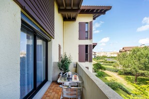 Outdoor dining - Magnificent T2 Next to the Beach – Private Balcony, 2 People, 300 m from the Beach (Seignosse)