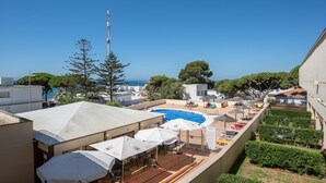 A rooftop pool with a clear view of the sea, surrounded by umbrellas and seating. - Apartment 'En Los Caños De Meca' with Sea View, Wi-Fi and Air Conditioning (Los Caños de Meca)
