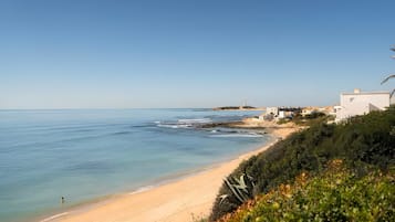 Una spiaggia nelle vicinanze