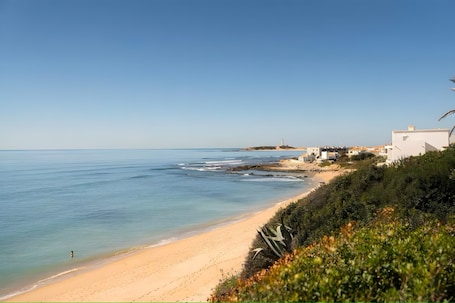 Beach nearby. Apartment 'En Los Caños De Meca' with Sea View, Wi-Fi and Air Conditioning