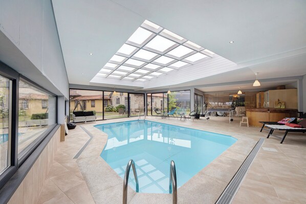 Pool - Room 'Deluxe Triple' with Shared Garden, Balcony and Wi-Fi (Viseu)