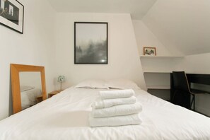 3 bedrooms, iron/ironing board, WiFi, bed sheets