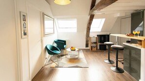 Unclassified image, 5 of 24, button - BnBNook - Elegant 3BR in Central Saint-Germain (Paris)