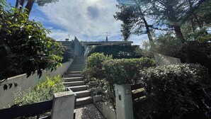 A staircase leading up to a building with a clear sky above. - Holiday home Le Penon – Terrace, balcony, Wi-Fi, 6 guests, close to Seignosse beach (Seignosse)