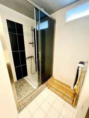 Dusche, Haartrockner, Handtücher
