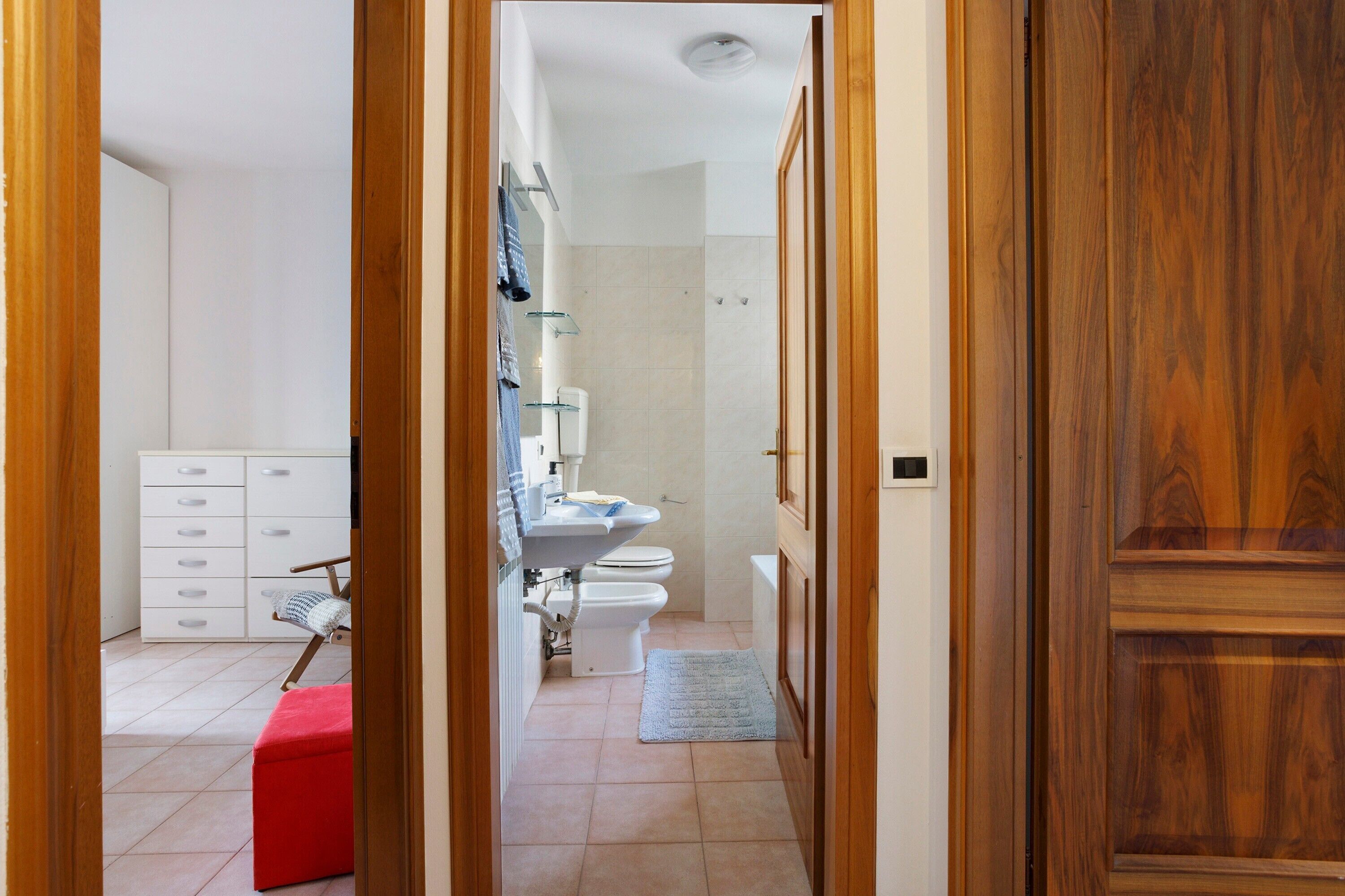 Een badkamer met toilet, wastafel en douche.