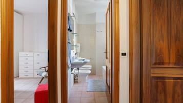 Een badkamer met toilet, wastafel en douche.