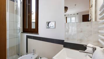 Dusj, hårføner og håndklær