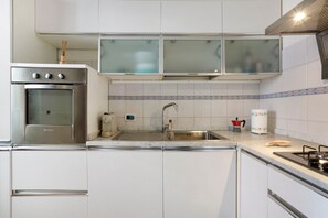 Réfrigérateur, four à micro-ondes, un four, surface de cuisson