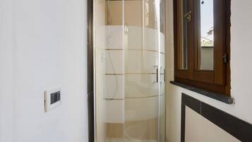 Dusj, hårføner og håndklær