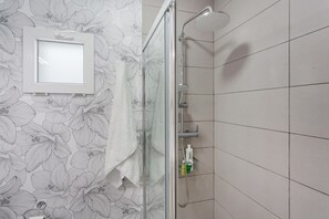 Dusche, Haartrockner, Handtücher