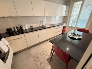Kylskåp, mikrovågsugn, ugn och spishäll