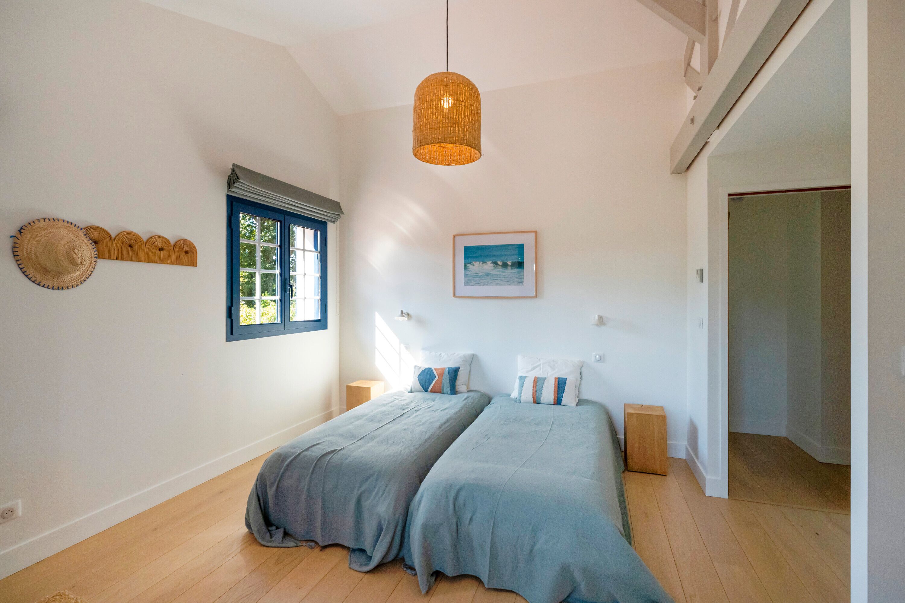 5 bedrooms, iron/ironing board, free WiFi, bed sheets