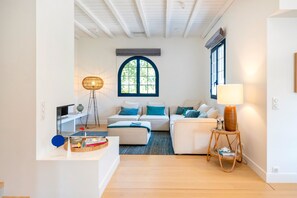 TV, fireplace, table tennis - Iparra Holiday Home – Hossegor Golf – 12 Guests, Private Pool, A/C, Near the Beach (Soorts-Hossegor)