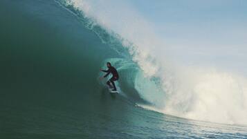 Una persona surfejant una onada gran.