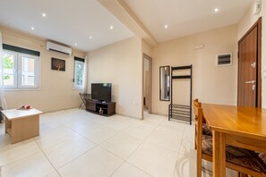 TV - Apartment 'Corfu Town' with Shared Terrace, Wi-Fi and Air Conditioning (Kerkira)