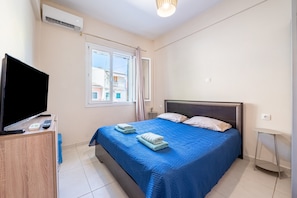A bedroom with a bed, a TV, a desk, and a window. - Apartment 'Corfu Town' with Shared Terrace, Wi-Fi and Air Conditioning (Kerkira)