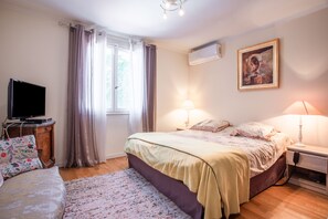 4 bedrooms, desk, iron/ironing board, free WiFi