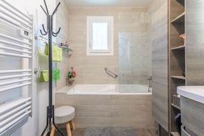 Dusche, kostenlose Toilettenartikel, Haartrockner, HandtĂŒcher