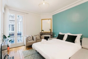 1 habitación, tabla de planchar con plancha y cuna de viaje
