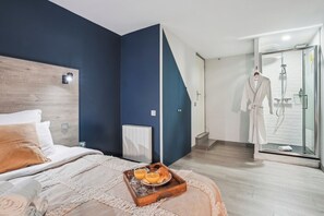 1 makuuhuone, työpöytä, silitysrauta/-lauta, vauvan matkasänky