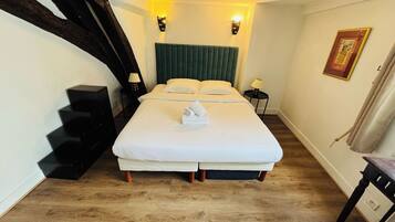 2 chambres, bureau, fer et planche à repasser, lit de bébé portatif