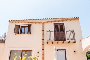 Exterior - Apartment 'Le 3 Rose - Alba' with Lake View, Wi-Fi and Air Conditioning (Montallegro)